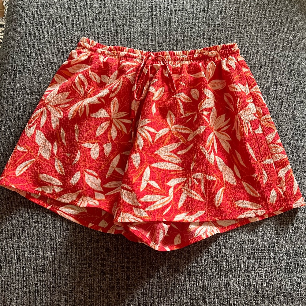 En Creme Red and White Floral Women's Shorts
